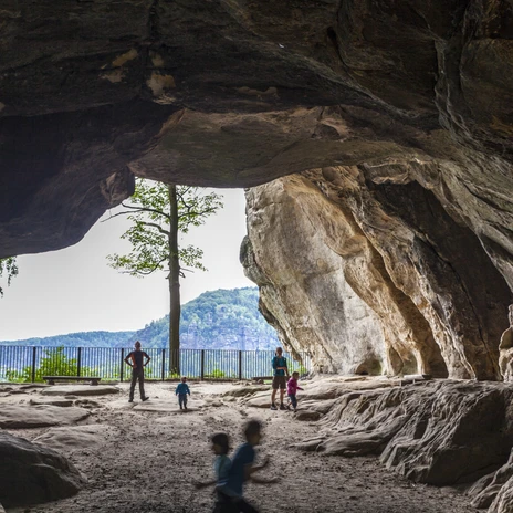 Sachsen , Elbsandsteingebirge . Höhle Kuhstall,