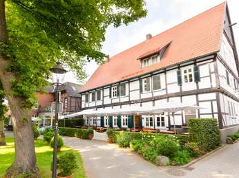 Hausansicht Altes Gasthaus Rugge vom Kirchplatz mit Biergarten Hausansicht Altes Gasthaus Rugge vom Kirchplatz mit Biergarten