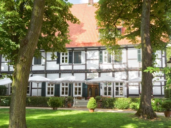 Altes Gasthaus Rugge Ansicht vom Kirchplatz mit Biergarten