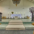 Kath. Kirche altar.jpeg Altarraum der St. Godehard Kirche mit modernem Ambo, Altar und bunten Bleiglasfenstern.