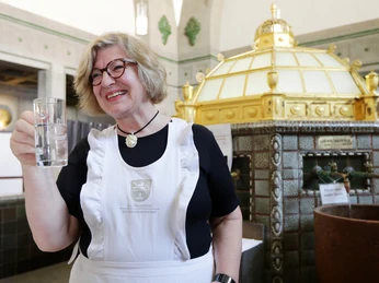 018HR - Bad Nauheim - Trinkkuranlage Kurbrunnen Brunnenmädchen.JPG