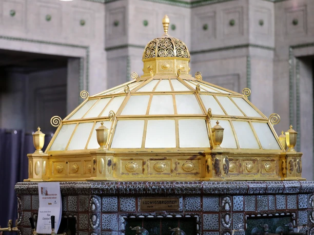 026HR - Bad Nauheim - Trinkkuranlage Kurbrunnen Trinkglas.JPG