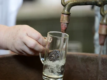 027HR - Bad Nauheim - Trinkkuranlage Kurbrunnen Trinkglas.JPG