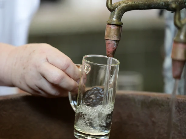 027HR - Bad Nauheim - Trinkkuranlage Kurbrunnen Trinkglas.JPG