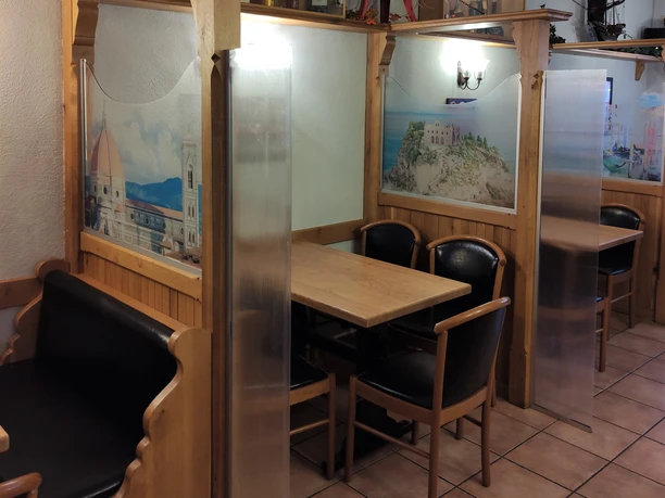 Tischgruppen in der Pizzeria Roma