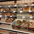 Auslage Markt Café Vlotho Auslage im Markt Café. Zu sehen sind Brötchen und diverse Brote im Regal.