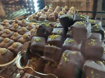 Selbstgemachte Pralinen in einer Vitrine.