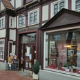 Außenansicht vom Markt Cafe, es ist ein Fachwerkhaus.