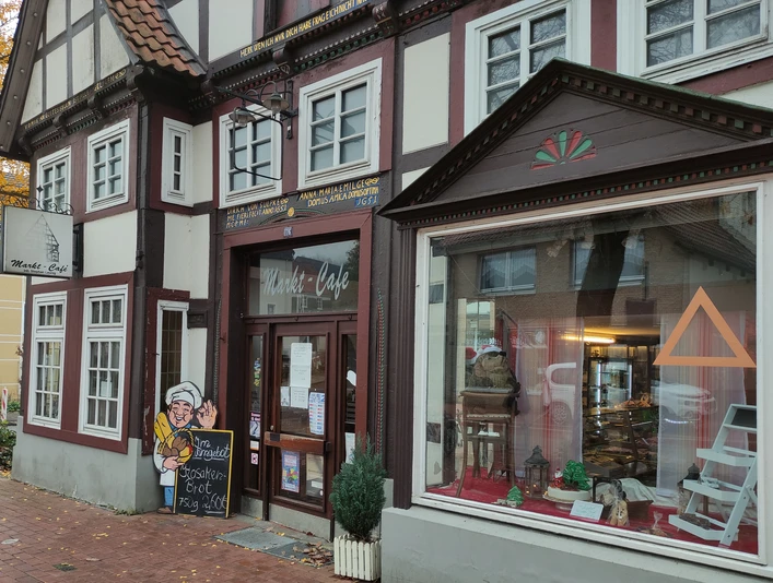 Markt Café Vlotho Außenansicht vom Markt Cafe, es ist ein Fachwerkhaus.