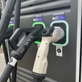 Symbolbild: E-Tankstelle Zwei Ladestecker für Elektrofahrzeuge an einer öffentlichen Ladestation im Freien.