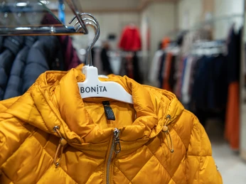 Bonita-3.jpg Detailaufnahme einer Jacke auf einem Kleiderbügel