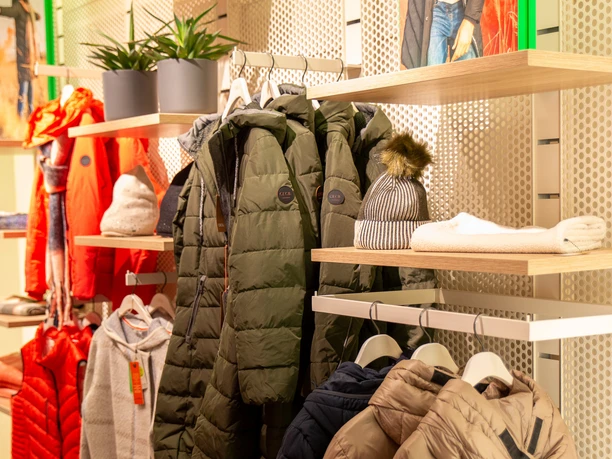 Cecil-2.jpg Regalbretter und Kleiderstangen mit Jacken