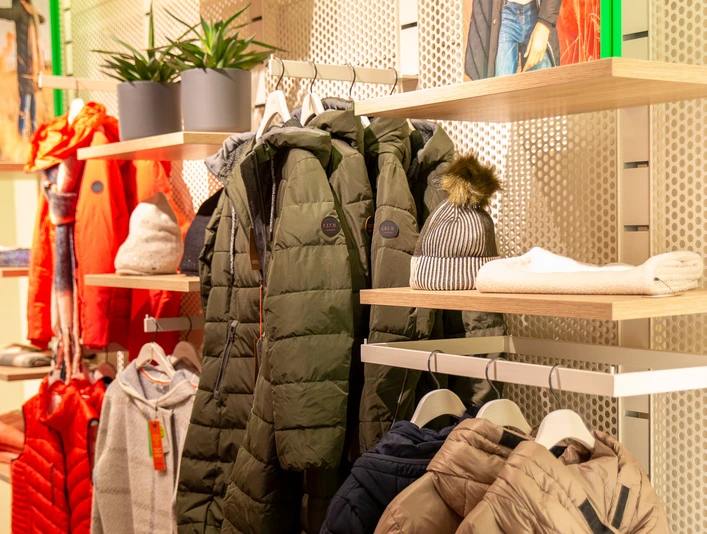 Cecil-2.jpg Regalbretter und Kleiderstangen mit Jacken