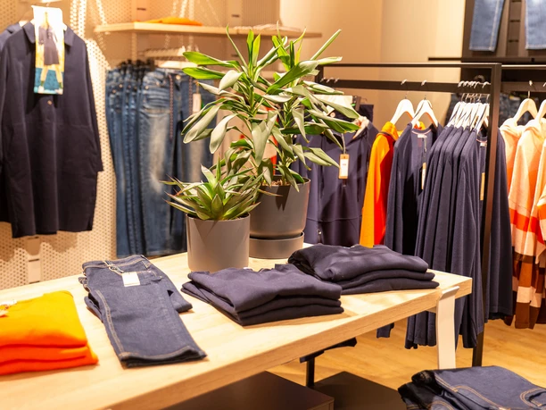 Cecil-3.jpg Kleiderständer und ein Tisch mit Pullovern