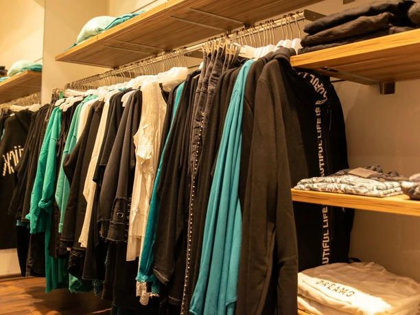 Tredy-2.jpg Kleidung auf einer Kleiderstange