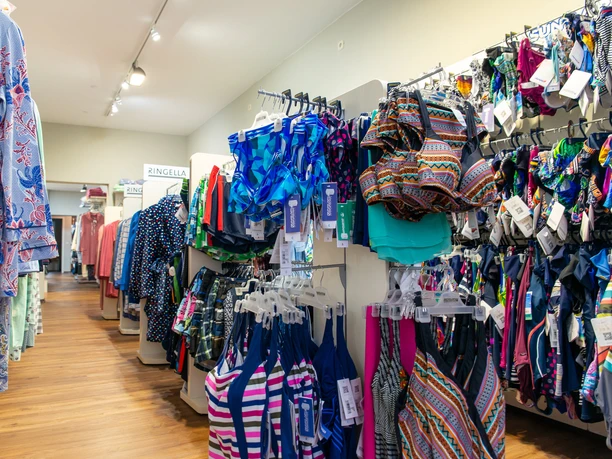 Wäscheline-3.jpg Blick in den Laden mit Bademoden und Nachtwäsche