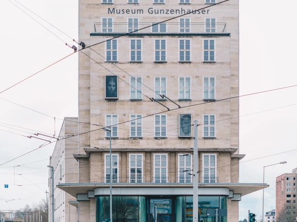 MuseumGunzenhauser_ernestouhlmann.jpg Das Museum Gunzenhauser in Chemnitz mit moderner Fassade und Glasfront.