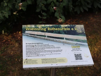 Kurpark Rothenuffeln Informatives Schild erklärt die Besonderheiten der Lärche im Kurpark Rothenuffeln. Text und QR-Code.