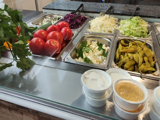 Salatauslage im Restaurant La Rustica