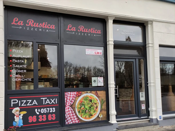Außenansicht La Rustica Vlotho Außenansicht La Rustica, auf dem Fenster stehen Angebote