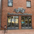 Radhaus am Rathaus Fahrradgeschäft mit moderner Backsteinfassade und großen Fenstern, zeigt Fahrräder im Inneren.