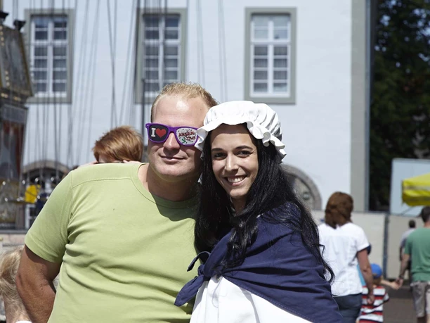 Annentag in Brakel Ein fröhlicher Mann und eine Frau in traditionellem Kostüm posieren lächelnd bei einem Fest.