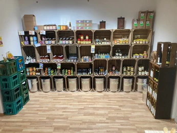 o-Ve-Glaeser.jpg Regal aus Holzkisten gefüllt mit Gläsern und Flaschen