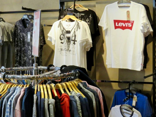 T-Shirts an der Wand und auf einem Kleiderständer