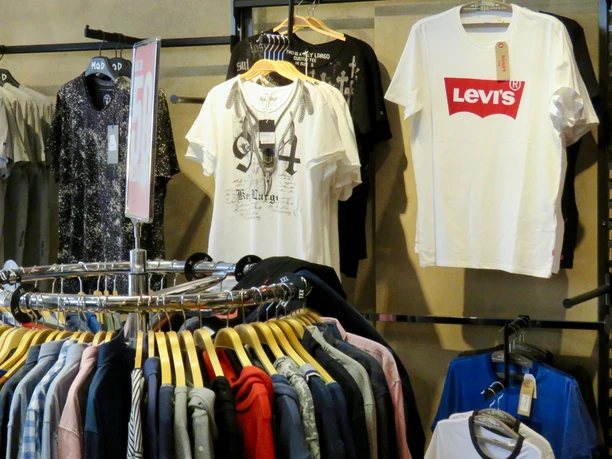 T-Shirts an der Wand und auf einem Kleiderständer