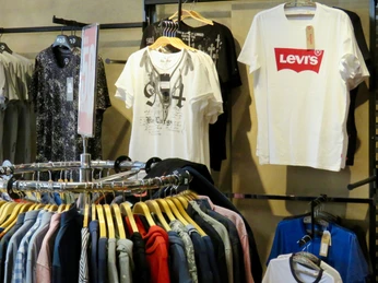 Jeanshaus_0016.jpg T-Shirts an der Wand und auf einem Kleiderständer