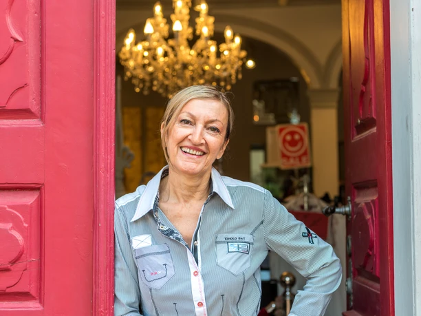 Red Door.jpg Portrait von Inhaberin Mina Alievska