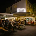 tivoli-cafe-bar-aussenansicht-abend-gaeste-licht.jpg