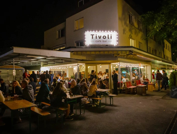 tivoli-cafe-bar-aussenansicht-abend-gaeste-licht.jpg