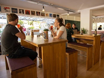 tivoli-cafe-bar-gaeste-innen-getraenke.jpg