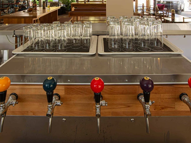 tivoli-cafe-bar-tresen-zapfhahn-innen.jpg