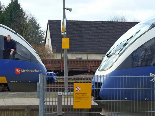 Bahnhof Paderborn-Sennelager Zwei moderne Züge am Bahnhof Paderborn-Sennelager, getrennt durch einen Fahrgast im Abteil.