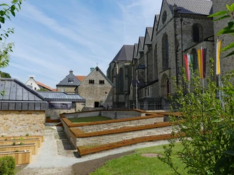 Kaiserpfalz mit Bartholomäuskapelle Kaiserpfalz in Paderborn mit romanischer Bartholomäuskapelle, umgeben von gepflegten Grünflächen.
