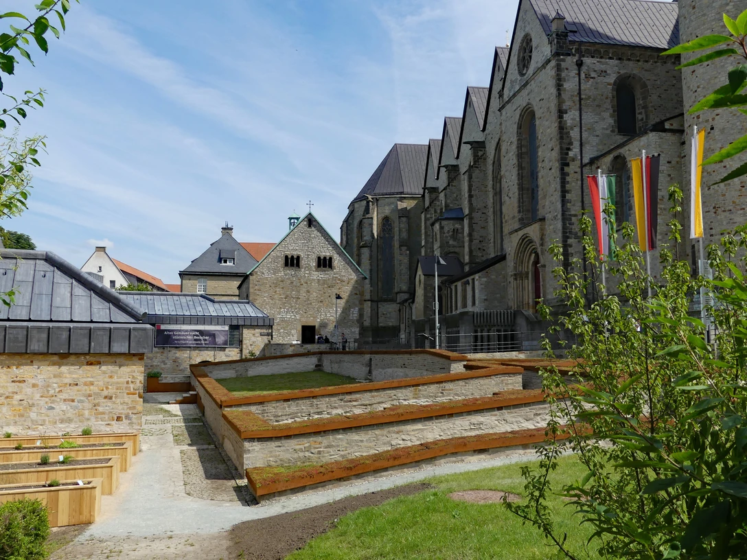 Kaiserpfalz mit Bartholomäuskapelle Kaiserpfalz in Paderborn mit romanischer Bartholomäuskapelle, umgeben von gepflegten Grünflächen.