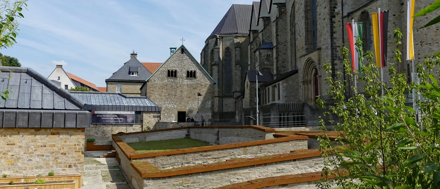 Kaiserpfalz mit Bartholomäuskapelle Kaiserpfalz in Paderborn mit romanischer Bartholomäuskapelle, umgeben von gepflegten Grünflächen.