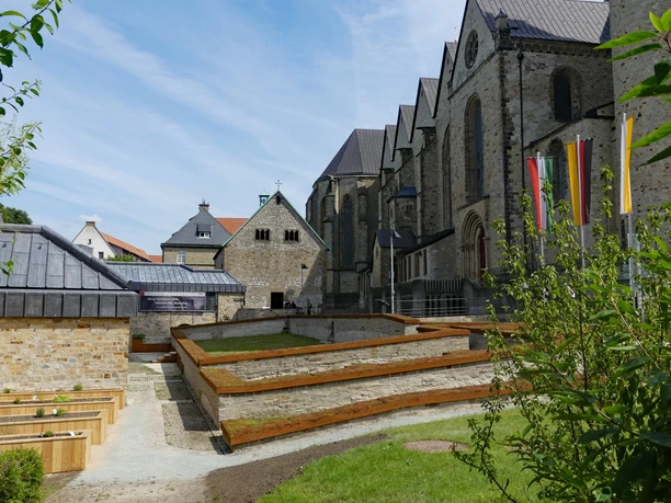 Kaiserpfalz mit Bartholomäuskapelle Kaiserpfalz in Paderborn mit romanischer Bartholomäuskapelle, umgeben von gepflegten Grünflächen.