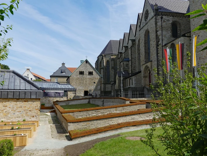 Kaiserpfalz mit Bartholomäuskapelle Kaiserpfalz in Paderborn mit romanischer Bartholomäuskapelle, umgeben von gepflegten Grünflächen.