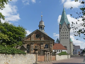 Alexiuskapelle und Dom zu Paderborn, historischer romanischer Glockenturm mit spitzer Turmhaube.