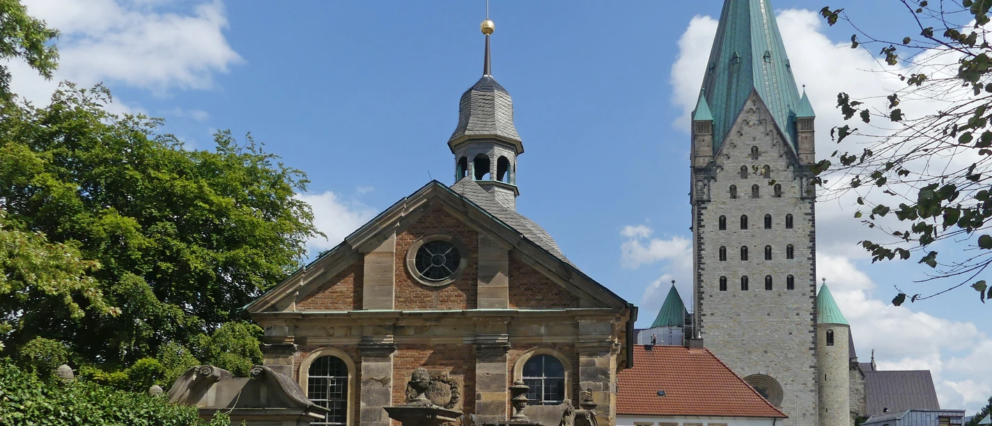 Alexiuskapelle und Dom zu Paderborn, historischer romanischer Glockenturm mit spitzer Turmhaube.