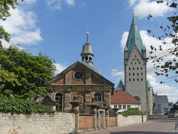 Alexiuskapelle und Dom zu Paderborn, historischer romanischer Glockenturm mit spitzer Turmhaube.