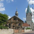 Alexiuskapelle und Dom Alexiuskapelle und Dom zu Paderborn, historischer romanischer Glockenturm mit spitzer Turmhaube.