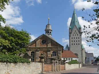 Alexiuskapelle und Dom Alexiuskapelle und Dom zu Paderborn, historischer romanischer Glockenturm mit spitzer Turmhaube.