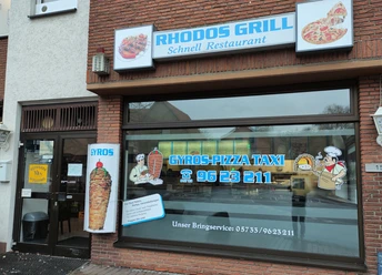 Außenansicht Rhodos Grill Außenansicht vom Rhodos Grill, auf der Fensterscheibe ist Werbung
