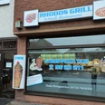 Außenansicht Rhodos Grill Außenansicht vom Rhodos Grill, auf der Fensterscheibe ist Werbung