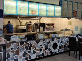 Tresen Rhodos Grill Tresen Rhodos Grill mit der Speisekarte im Hintergrund