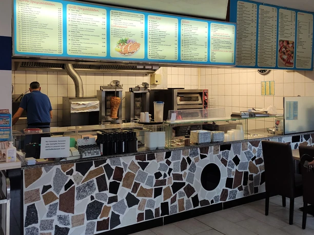 Tresen Rhodos Grill Tresen Rhodos Grill mit der Speisekarte im Hintergrund